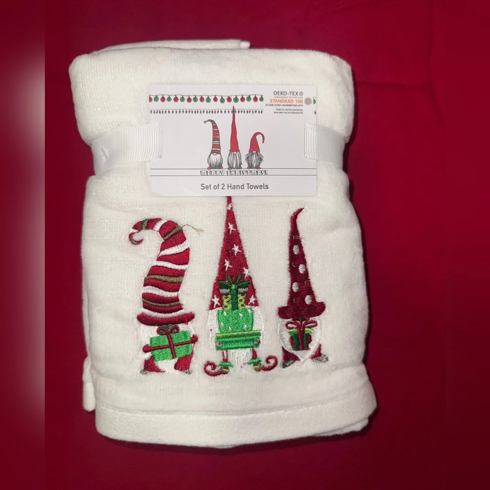 NWT SET OF 2 CHRISTMAS HAND TOWELS WITH EMBROIDERED CARACTER HOLLYDAY.
